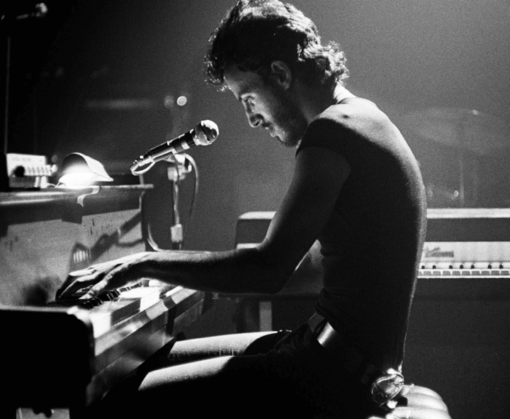 布鲁斯在哈佛广场剧院弹钢琴，1974年